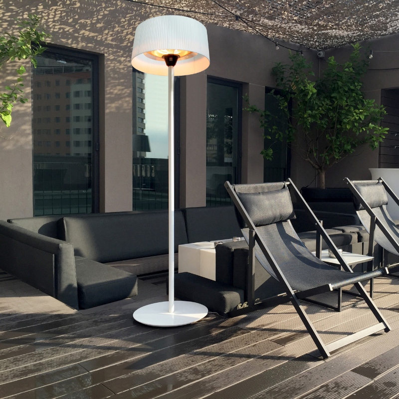 De Sunred Staande Terrasverwarmer Artix Bright staat in de tuin.