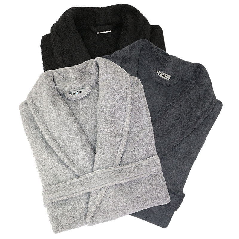 De Twentse Damast Katoenen Badjas is verkrijgbaar in 3 stijlvolle kleuren.