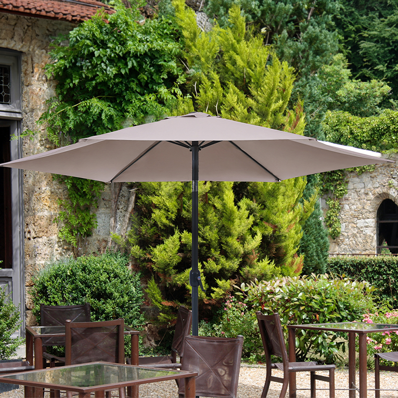 De Feel Furniture Kantelbare Parasol staat op een terras.