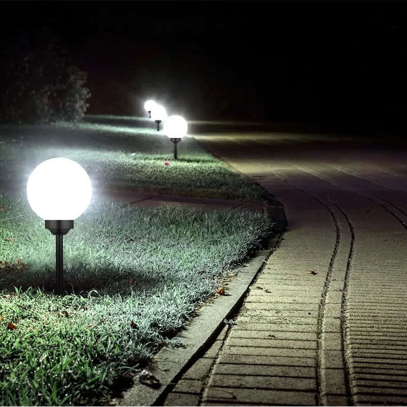 Een pad is verlicht met de Hyundai Lighting Solar Padverlichting Bal. 