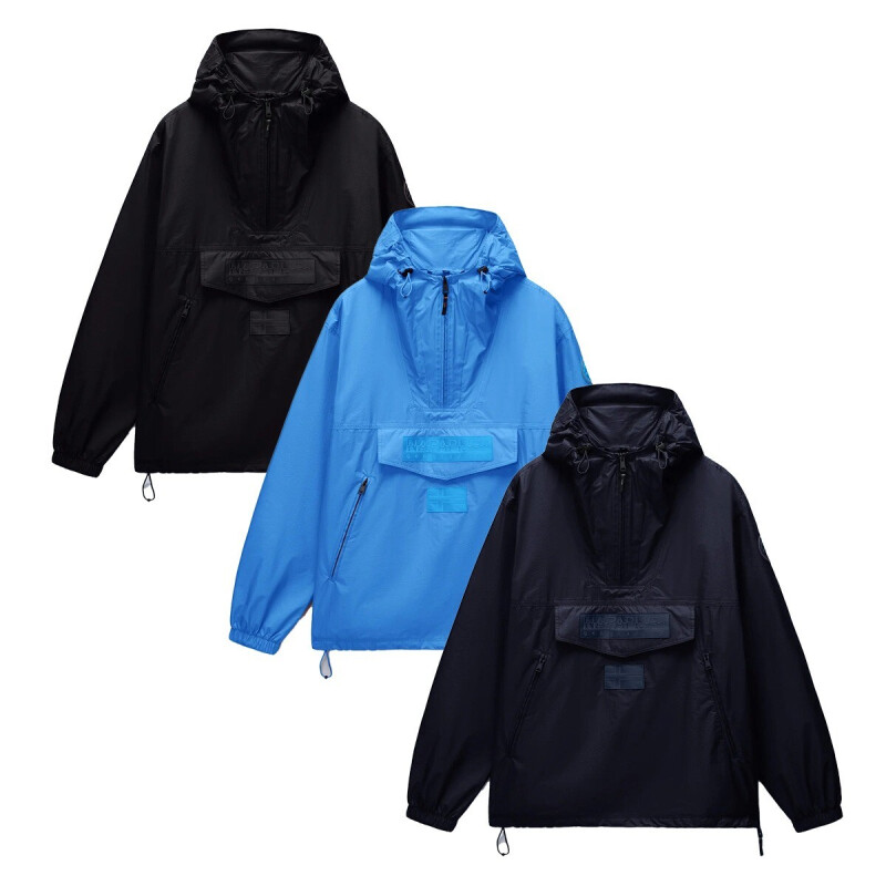 De Napapijri Anorak Jas Rainforest is verkrijgbaar in de kleuren zwart, blauwe en marineblauw en in verschillende maten. 