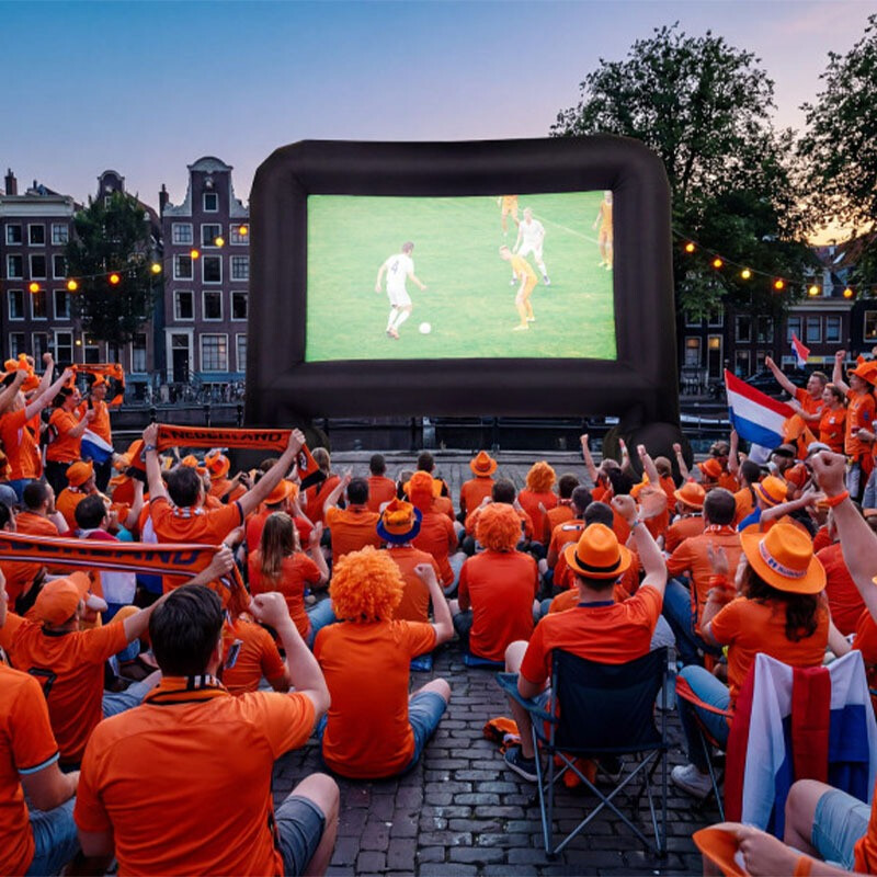 Opblaasbaar projectiescherm buiten tijdens voetbalwedstrijd met publiek
