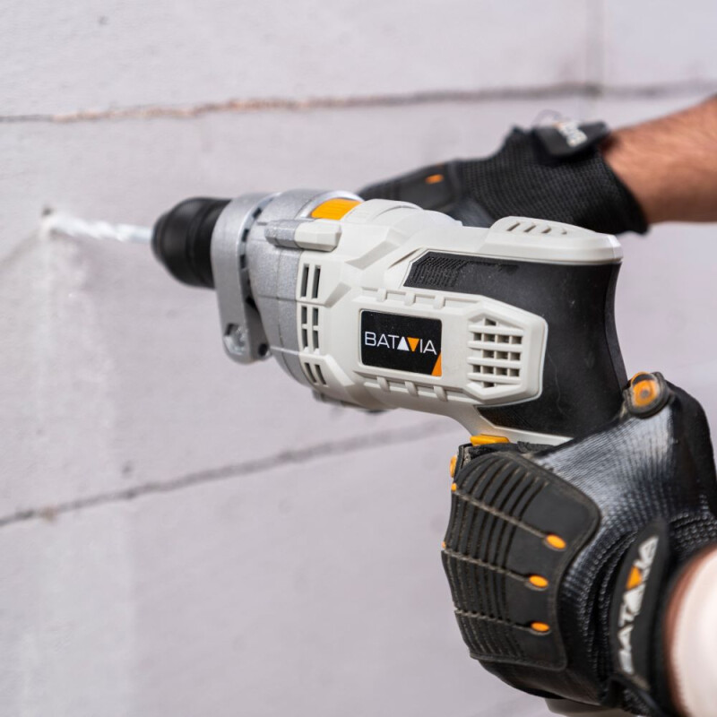 Batavia 900W klopboormachine in gebruik tijdens het boren in een betonnen muur, met stevige grip en maximale controle.