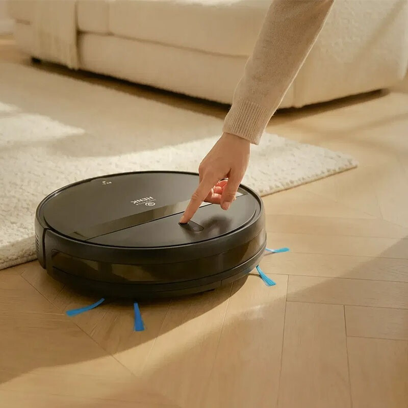 CleanWise Henk robotstofzuiger wordt handmatig gestart met de knop op het apparaat