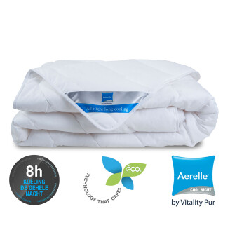 Opgevouwen wit Aerelle Cool Night dekbed met label zichtbaar en iconen die verkoelende werking en duurzaamheid benadrukken