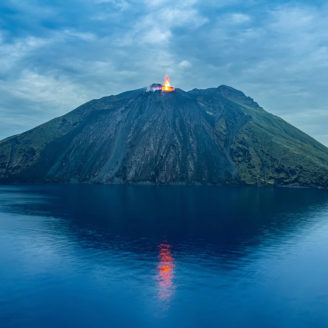 Middellandse Zee en de imposante Stromboli-vulkaan