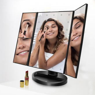De FlinQ Make-up Spiegel met Licht is ideaal tijdens het opmaken.