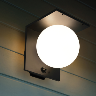Hyundai Lighting Solar Wandlamp Jupiter in actie.