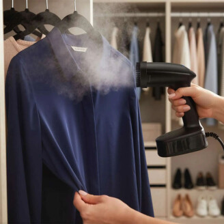 Kleding verticaal stomen op hanger – eenvoudig en veilig in gebruik.