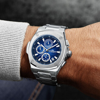 Rotorcraft Arcane horloge met blauwe wijzerplaat en zilverkleurige band gedragen om de pols.
