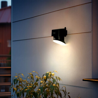 Hyundai solar wandlamp buiten gemonteerd op muur met warm licht bij schemering