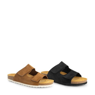 Set zwarte en bruine herenslippers naast elkaar