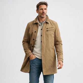 Man draagt beige jas met casual outfit en jeans