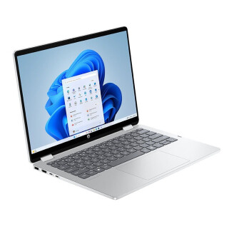 HP OmniBook 5 laptop schuin van voren in gletsjer zilver met compact en licht ontwerp.
