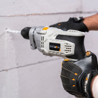 Batavia 900W klopboormachine in gebruik tijdens het boren in een betonnen muur, met stevige grip en maximale controle.