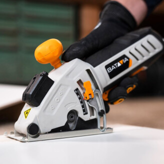 Detail van de Batavia 600W mini handcirkelzaag met instelbare zaagdiepte en stevige grip voor optimale controle.