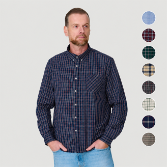 Man draagt het American Flannel Poplin Overhemd Ernie in donkerblauw met rood-wit ruitpatroon. Rechts in beeld zijn de beschikbare kleurenvarianten zichtbaar: Joseph (koningsblauw ruit), George (lichtblauw ruit), James II (donkergroen met blauw-oranje acc