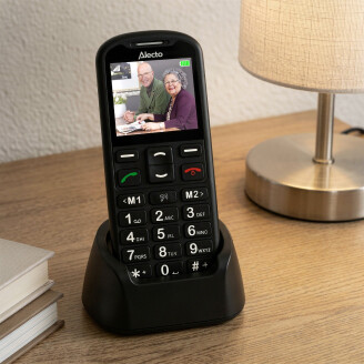 Alecto CM10 seniorentelefoon in oplaadstation op houten tafel