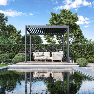 Terrazzo Eco overkapping van gepoedercoat staal boven loungeset aan het zwembad, met kantelbare lamellen in moderne tuin.