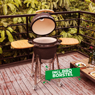 Buccan Sunbury Smokey Egg Large kamado BBQ met open deksel en uitgeklapte bamboe zijtafels op een verrijdbaar RVS onderstel.