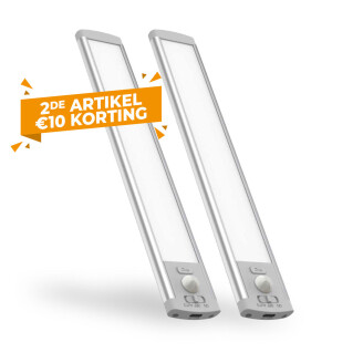 Twee zilverkleurige FlinQ MagniGlow LED lichtbalken met bewegingssensor, geschikt voor draadloze verlichting in huis.