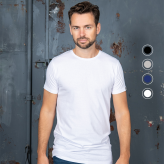 Het model draagt een Cappuccino Igor t-shirt met alle kleuren opties.