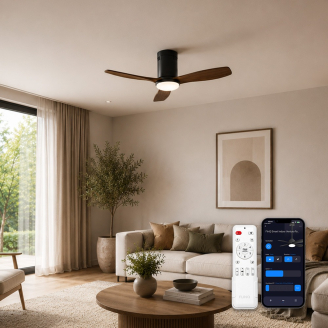 De FlinQ Venturo Slimme Plafondventilator hangt in een stijlvolle woonkamer. De ventilator is gemakkelijk te bedienen met app of afstandbediening. 