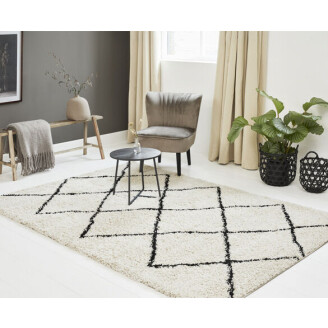 Het Lifa Living Hoogpolig Vloerkleed ligt in de woonkamer. Het is het rechthoekige model van het vloerkleed. 