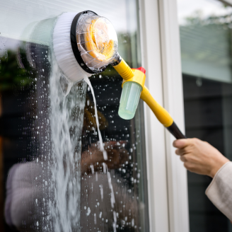 De Nexxt Roterende Waterborstel wordt gebruikt om ramen te wassen. 